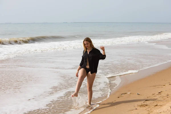 Νεαρή Όμορφη Ξανθιά Γυναίκα Περπατά Στην Ακτή Της Παραλίας Φορώντας — Φωτογραφία Αρχείου