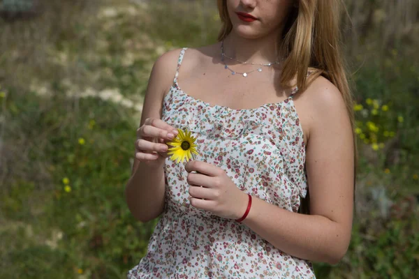 Sarışın Güzel Bir Kadın Sarı Bir Papatyayı Dezenfekte Ediyor Kadın — Stok fotoğraf