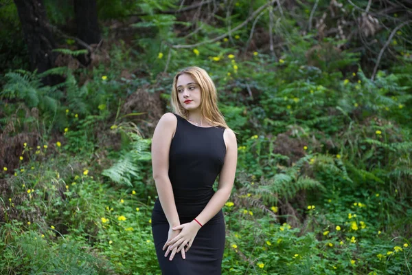 Siyah Giyinmiş Genç Güzel Sarışın Kadın Farklı Duruş Ifadelerle Ormanda — Stok fotoğraf