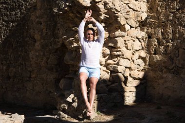 İkili olmayan Latince ve genç biri, profesyonel bir makyaj sanatçısı ve bir kalede farklı vücut ifadeleri yapıyor. Çeşitlilik, homoseksüellik ve gay gururu kavramı