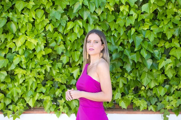 Mor Elbiseli Güzel Sarışın Kadın Bir Sarmaşık Duvarının Arkasında Fotoğraf — Stok fotoğraf