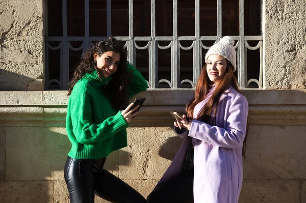 Dvě Mladé Krásné Španělské Ženy Konzultují Mobilní Telefon Ulici Velkého — Stock fotografie