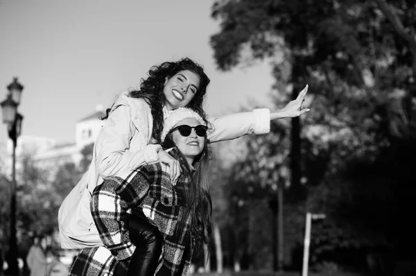 Duas Jovens Belas Mulheres Espanholas Que São Amigas Divertir Jogando — Fotografia de Stock