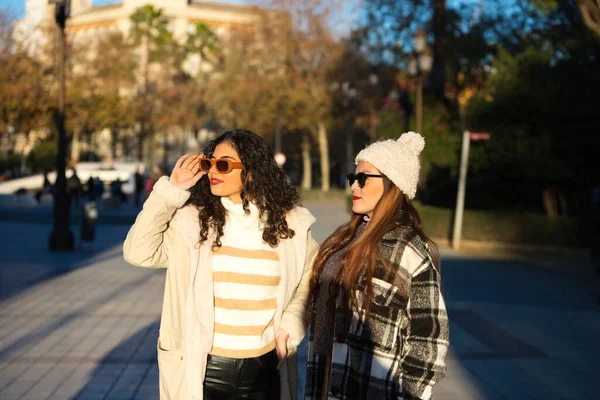 Дві Молоді Вродливі Іспанки Одягнені Зимовий Одяг Сонцезахисні Окуляри Ходять — стокове фото