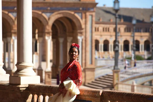 Jovem Negra Vestida Cigana Flamenca Uma Famosa Praça Sevilha Espanha — Fotografia de Stock