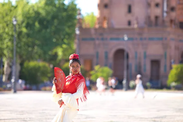 Молодая Чёрная Женщина Одетая Цыганка Фламенко Площади Севилье Испания Носит — стоковое фото