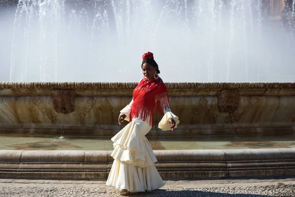 Jonge Zwarte Vrouw Verkleed Als Flamenco Zigeuner Een Beroemd Plein — Stockfoto