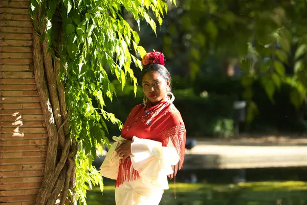 Молодая Чёрная Женщина Костюме Цыганки Фламенко Парке Рядом Колонной Плющом — стоковое фото