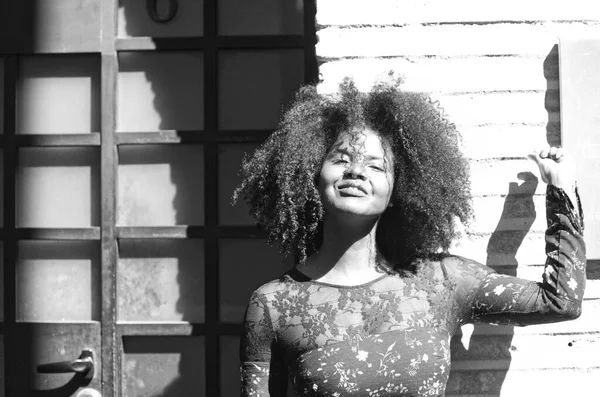 Portret Van Een Jonge Mooie Zwarte Vrouw Met Afrohaar Zwarte — Stockfoto