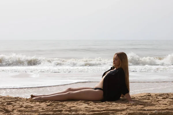 Linda Jovem Loira Camisa Preta Sentada Costa Praia Relaxante Enquanto — Fotografia de Stock
