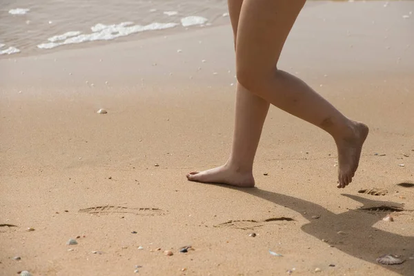 Piernas Pies Una Mujer Caminando Sobre Arena Playa Con Agua — Foto de Stock