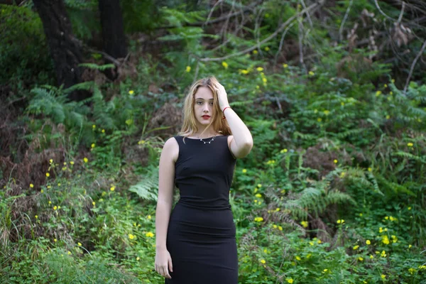 Siyah Giyinmiş Genç Güzel Sarışın Kadın Farklı Duruş Ifadelerle Ormanda — Stok fotoğraf