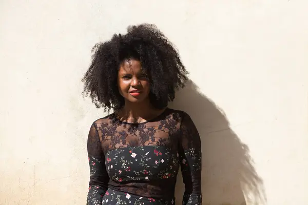Портрет Молодой Красивой Черной Женщины Афроволосами Черным Платьем Цветами Грустным Стоковое Изображение