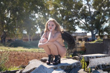 Kara Melek kıyametten sonra bir binanın yıkıntıları arasında ağlıyor. Genç, güzel, sarışın, siyah kanatlı ve maskaralı bir kadın ağladıktan sonra yüzünden süzülüyor. Üzgün ve depresif.