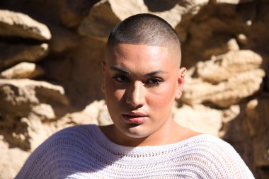 İkili olmayan Latince ve genç biri, profesyonel bir makyaj sanatçısı ve farklı ifadeler yaparak portrede makyajını gösteriyor. Çeşitlilik, homoseksüellik ve gay gururu kavramı