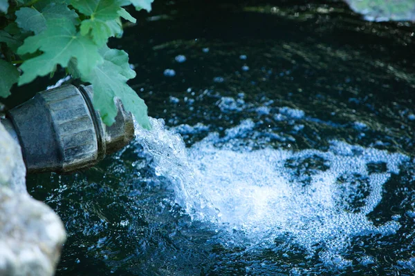 管子倒出清澈干净的水 干旱和缺水的概念 — 图库照片