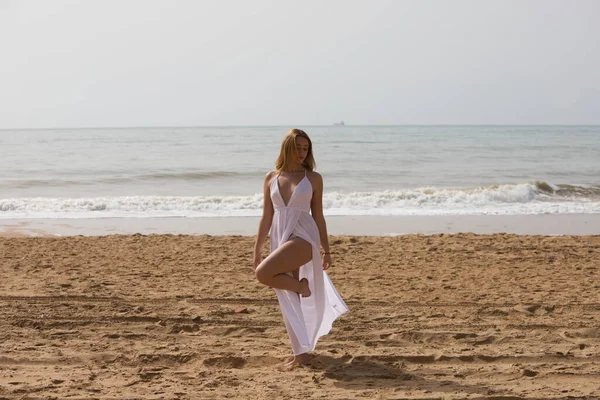 Jovem Mulher Loira Bonita Vestido Branco Está Andando Areia Costa — Fotografia de Stock
