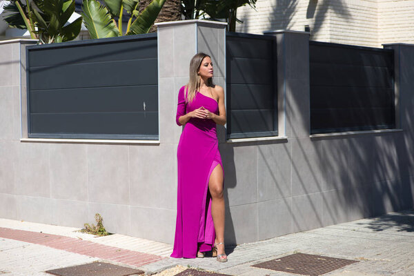 Giovane Bella Donna Bionda Abito Viola Appoggiata All Angolo Edificio — Foto Stock