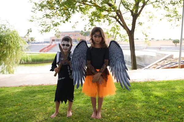 Girl Dressed Witch Orange Skirt Black Wings Boy Dressed Zombie — 스톡 사진