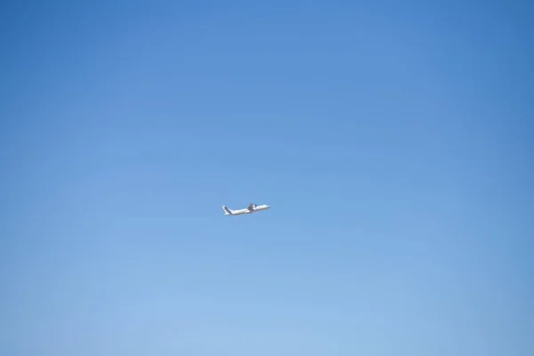 Avión Pasajeros Blanco Volando Cielo Azul Fondo Concepto Viaje Aéreo — Foto de Stock