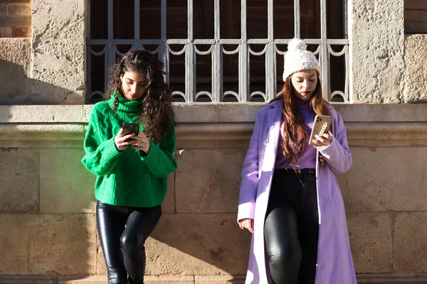 Két Fiatal Gyönyörű Spanyol Tanácskozik Mobiltelefonnal Egy Nagyváros Utcájában Nők — Stock Fotó