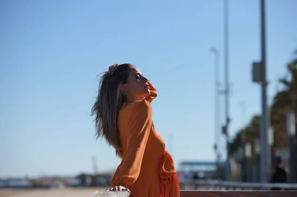 Turuncu Elbiseli Güzel Sarışın Bir Kadının Profil Portresi Plajda Ahşap — Stok fotoğraf