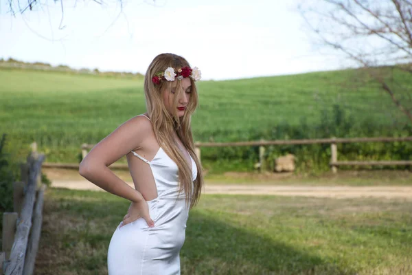 Güzel Genç Bir Kadın Sarışın Uzun Saçlı Beyaz Bir Elbise — Stok fotoğraf