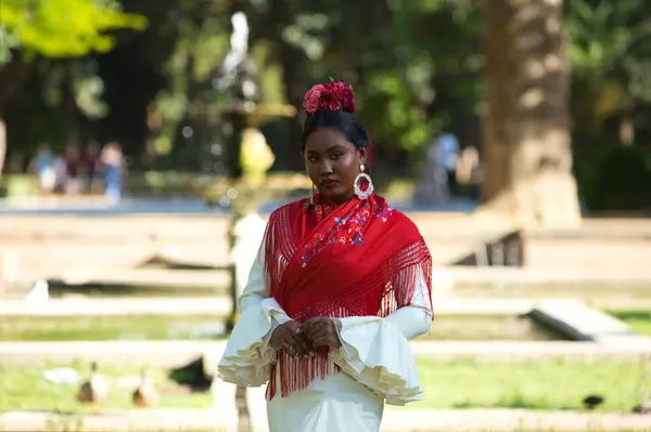 Jovem Negra Vestida Como Dançarina Flamenco Fica Famoso Parque Lado — Fotografia de Stock