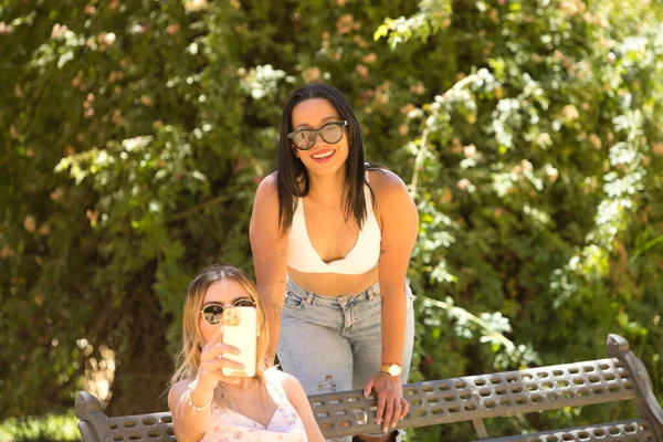 Dos Mujeres Jóvenes Hermosas Latinoamericanas Vacaciones Toman Selfie Muy Felices — Foto de Stock
