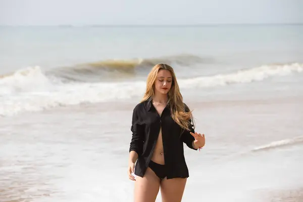 Genç Güzel Sarışın Kadın Siyah Gömlek Siyah Bikini Giyip Sahilde — Stok fotoğraf