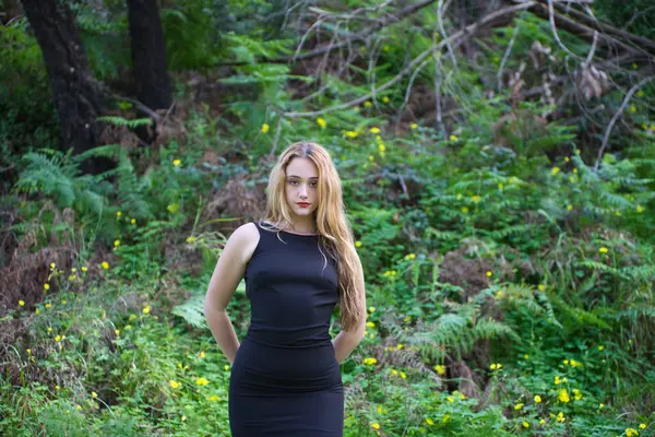 Siyah Giyinmiş Genç Güzel Sarışın Kadın Farklı Duruş Ifadelerle Ormanda - Stok İmaj