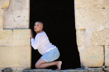 İkili olmayan Latince ve genç kişi, bir kalede kapının deliğinde farklı vücut ifadeleri yapıyor. Çeşitlilik, homoseksüellik ve gay gururu kavramı