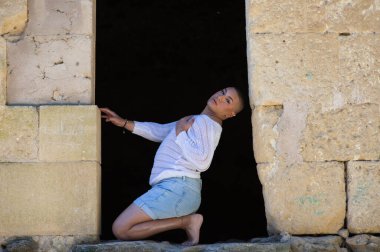 İkili olmayan Latince ve genç kişi, bir kalede kapının deliğinde farklı vücut ifadeleri yapıyor. Çeşitlilik, homoseksüellik ve gay gururu kavramı