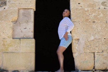 İkili olmayan Latince ve genç kişi, bir kalede kapının deliğinde farklı vücut ifadeleri yapıyor. Çeşitlilik, homoseksüellik ve gay gururu kavramı