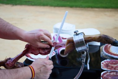 İspanyol İber jambonu doğramak. İspanyol jambonu ve geleneksel yemekler. Akdeniz diyeti.