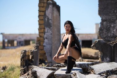 Siyah kanatlı, genç, güzel, siyah saçlı bir Latin kadın savaş ve kıyametin mahvettiği bir şehrin kalıntıları arasında duruyor. Üzüntü ve kederle etrafına bakıyor.