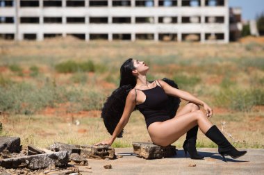 Siyah kanatlı, genç, güzel, siyah saçlı bir Latin kadın savaş ve kıyametin mahvettiği bir şehrin kalıntıları arasında duruyor. Üzüntü ve kederle etrafına bakıyor.