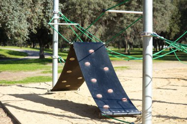 Yeşil halat ağı ve çocuk parkında tırmanma rampası. Erken çocukluk kavramı ve çocuk parkı