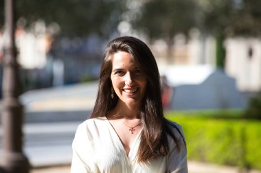 Başarılı genç ve güzel Latin kadın ve girişimci iş yapmaya hazır, kollarını kavuşturmaya hazır kendinden emin ve gülümsüyor. Kazanmaya kararlı girişimci bir kadın. Güçlü kadın konsepti