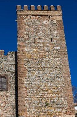 Huelva, Endülüs, İspanya 'daki Cortegana Kalesi. Güneşli bir günde arka planda mavi bir gökyüzü