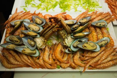 Deniz ürünleri. Farklı deniz ürünleri, karides, karides, midye, örümcek yengeci, yemek servisi için ıstakoz. Kutlama ve olay kavramı