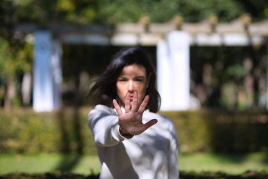 Genç, güzel, esmer Latin kadın elini kaldırdı ve dur dedi. Geçmek ya da devam etmek yok. Kötü muameleyi ve adaletsizliği durdurun. Odaklan.