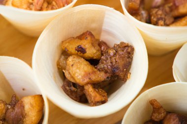 Kutlamalarda servis edilecek et parçalarıyla dolu kağıt koni.