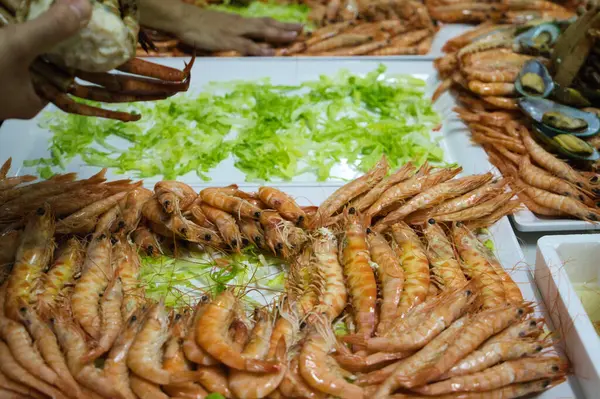 Deniz ürünleri. Farklı deniz ürünleri, karides, karides, midye, örümcek yengeci, yemek servisi için ıstakoz. Kutlama ve olay kavramı