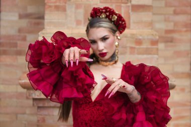 İspanya, Seville 'de bir meydanda flamenko dansı yapan güzel bir kadın. Fırfırlı kırmızı bir elbise giyiyor ve büyük bir sanatla flamenko dansı yapıyor. Flamenko, insanlığın kültürel mirası.