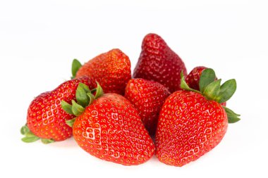 Beyaz arkaplanda taze çilek yakın plan