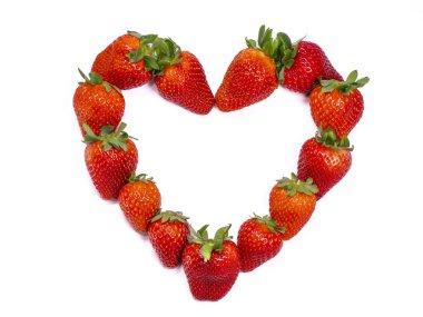 Çilek kalp şekli beyaz arkaplanda izole.