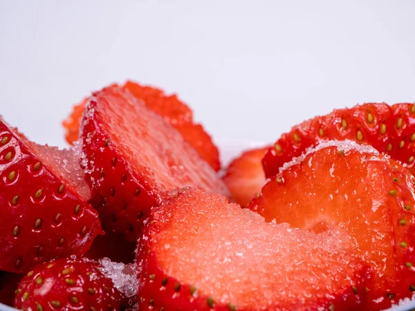 배경에 설탕이 그릇에 딸기를 넣는다 — 스톡 사진