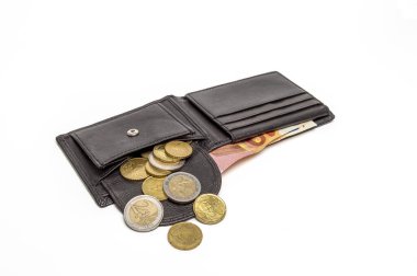 m-cüzdan ve beyaz arka plan üzerinde izole paraları. 