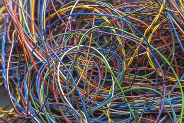 Çok renkli elektrik kabloları. Soyut teknolojik arkaplan dokusu